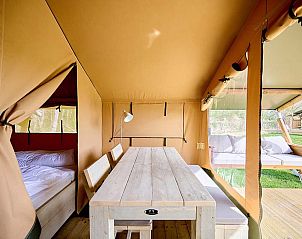 Gemtliches Esszimmer im Ferienhaus von Nomad, Poilly-Lez-Gien, Centre, Frankreich, mit Blick auf die grne Landschaft.