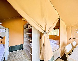 Gemtlicher Schlafplatz in der Glamping-Lodge Nomad, Poilly-Lez-Gien, Centre, Frankreich, mit natrlichen Holzakzenten.