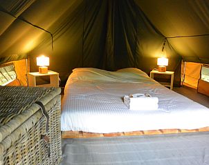 Knusse slaaphoek in safaritent van Bonaventure Village, gelegen in Senonches, Frankrijk.