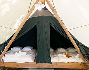 Sfeervolle binnenruimte van de Canadienne glamping lodge in Senonches, Centre.