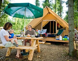 Ervaar het buitenleven in safaritent Canadienne, gelegen in het serene Senonches, Centre, Frankrijk.