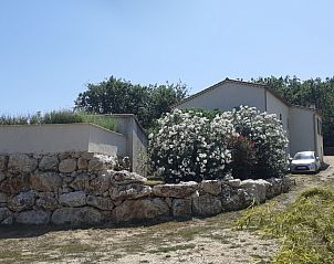 Vakantiehuis Villa du Castel in Meyrannes, Languedoc, Frankrijk, omgeven door natuurlijke schoonheid en rustieke charme.
