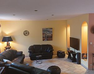 Stijlvolle woonkamer in Villa du Castel, Meyrannes, vakantiehuis in Languedoc, Frankrijk met uitnodigende banken en decoratieve elementen.