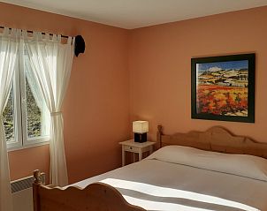 Rustgevende slaapkamer van vakantiehuis Villa du Castel in Meyrannes, Languedoc, met kunst en licht.