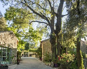 Geniet van de rustieke charme van Domaine  l'Aise, een bed and breakfast in Saint Pargoire, Languedoc, te midden van groene natuur en historische stenen muren.