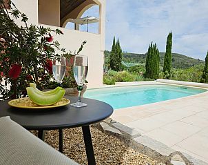 Sourire du Soleil in Montouliers biedt een serene vakantiehuiservaring met zwembad en uitzicht op het schilderachtige landschap van Languedoc.