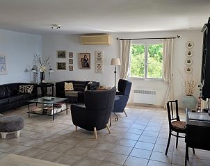Moderne leefruimte in Le Canard Bleu 5* vakantiehuis, Siran-Najac, Roussillon, met luxe inrichting en serene tuinzicht.
