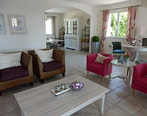 Comfortabele leefruimte in Le Chat Rouge vakantiehuis, Siran-Najac, Languedoc, met moderne inrichting en veel daglicht.