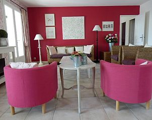 Elegante zithoek in Le Chat Rouge, een 5-sterren vakantiewoning in Siran-Najac, Languedoc, met uitnodigende sfeer en kleurrijk interieur.