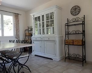 Lichte eetkamer van Le Chat Rouge in Siran-Najac, Languedoc, een comfortabel vakantiehuis met charmante details en uitzicht op de tuin.