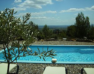 Zwembad van Le Chat Rouge in Siran-Najac, Languedoc, biedt ultieme ontspanning en een schitterend uitzicht vanuit dit luxe vakantiehuis.