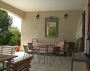 Ervaar comfort op het buitenterras van Le Chat Rouge, een luxe vakantiewoning in Siran-Najac, Languedoc/Roussillon.