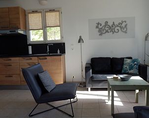 Interieur van La Souris Grise 3** vakantiehuis in Siran-Najac, Languedoc, met een moderne keuken en een gezellige zithoek.