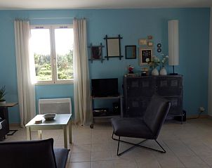 Stijlvolle woonkamer van La Souris Grise 3** in Siran-Najac, Languedoc, met uitzicht op de tuin en een moderne inrichting.