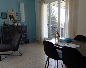 Stijlvolle woonkamer van La Souris Grise 3** vakantiehuis in Siran-Najac, Languedoc/Roussillon, Frankrijk, met eigentijdse meubels en decoratie.