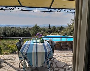 Verken de serene omgeving van La Souris Grise 3** vakantieverblijf in Siran-Najac, Languedoc, met een terras en zwembadzicht.