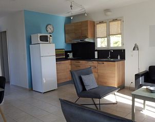 Gezellige leefruimte in La Souris Grise 3** vakantiehuis, Siran-Najac, Languedoc. Comfort en stijl met moderne keuken en zithoek.