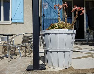 Ervaar de rust van het terras bij La Souris Grise 3** vakantiehuis in Siran-Najac, Languedoc, perfect voor een ontspannen vakantie.