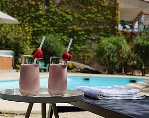 Verwen jezelf bij het zwembad van Le Jardin des Olives, een vakantiehuis in Caunes-Minervois, Languedoc-Roussillon, met heerlijke smoothies.