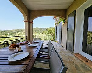 Uitzicht vanaf het terras van Le Jardin des Olives, een charmant vakantiehuis in Caunes-Minervois, Languedoc, omgeven door groene heuvels.