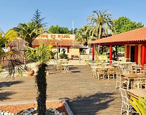 Beleef een ontspannen vakantie bij Chalet Toppy nr 5 in Argels-sur-Mer, Languedoc, met een uitnodigend terras in een prachtige natuurlijke omgeving.