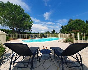 Zwembad bij Le Rve de Montbrun, een vakantiehuis in Montbrun-des-Corbires, biedt een perfect uitzicht op de rustgevende natuur van Languedoc.