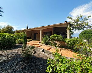 Geniet van de rust bij Le Rve de Montbrun, een vakantiehuis in Montbrun-des-Corbires, Languedoc, omgeven door weelderige natuur.