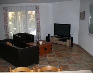 Sfeervolle zithoek in VILLA TRANQUILLE, vakantiehuis in Saint-Jean-de-Marujols-et-Avjan, Languedoc, Frankrijk voor een ontspannen verblijf.