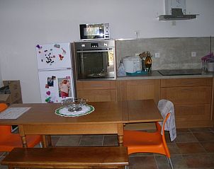 Moderne keuken van VILLA TRANQUILLE, vakantiehuis in Saint-Jean-de-Marujols-et-Avjan, Languedoc, met magnetron en ruime werkbladen.