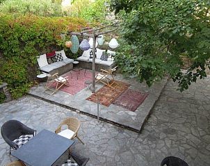 Charmante patio met comfortabele zitplaatsen bij Huisje in COLOGNAC, vakantiehuis in Colognac, Languedoc, ideaal voor ontspanning.