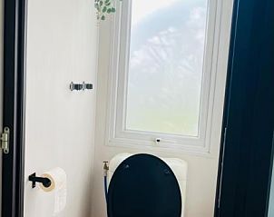 Gezellige badkamer in stacaravan Nazomeren in Agde, Languedoc, met moderne voorzieningen en uitzicht op de natuur.