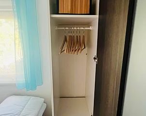 Gezellige slaapkamer met kast in stacaravan Nazomeren in Agde, midden in de natuur van Languedoc/Roussillon.