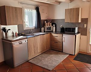 Stijlvolle keuken van het Vakantiehuisje in Bdarieux, Languedoc, ideaal voor koken en ontspannen in een serene Franse setting.