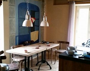 Authentieke eetkamer in La vieille briqueterie, Bordezac, Languedoc, vakantiehuis met houten balken en sfeervolle verlichting.
