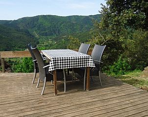 La vieille briqueterie in Bordezac biedt een serene buitenruimte met een prachtig uitzicht, perfect voor een ontspannen vakantie in Languedoc, Frankrijk.