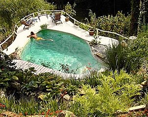 Zwembadplezier in Vakantiehuis in Courniou, een oase in de rustgevende natuur van Languedoc, Frankrijk.