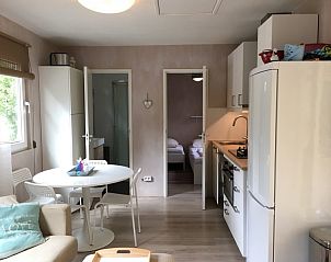 Chalet Jadorel in Vacquieres, Languedoc: moderne keuken en knusse eethoek in het vakantiehuis.