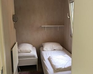 Slaapkamer in Chalet Jadorel, Vacquieres, Languedoc, perfect voor een comfortabele vakantie in het schilderachtige Frankrijk.