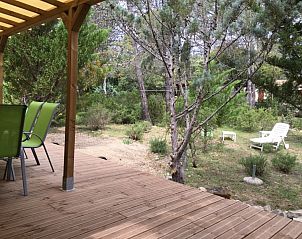 Chalet Jadorel in Vacquieres, Languedoc biedt een prachtig terras met zicht op de omliggende natuur.