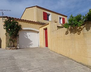 Geniet van de rust bij Villa Mireille, een prachtig vakantiehuis in Beaucaire, Languedoc, met een karakteristieke uitstraling en ruime buitenomgeving.