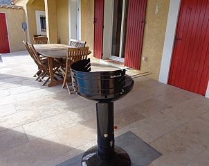 Villa Mireille in Beaucaire biedt een uitnodigend terras met barbecuefaciliteiten, perfect voor een vakantiehuis in Languedoc/Roussillon.