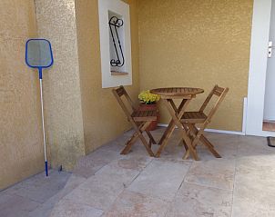 Charmant zitje op de veranda van Villa Mireille, vakantieverblijf in Beaucaire, Languedoc, omringd door Franse charme.