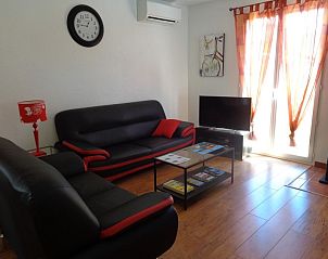 Lichte leefruimte in Villa Mireille, vakantiehuis in Beaucaire, Languedoc-Roussillon, Frankrijk, voorzien van eigentijdse meubels en sfeervolle decoratie.