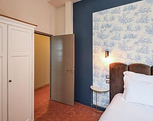 Intieme slaapkamer in Huisje in Pezenas, vakantiehuis in Pzenas, Languedoc. Moderne stijl met klassiek behang en uitnodigend interieur.