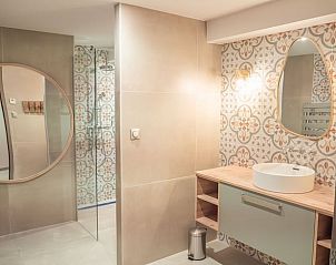 Elegante badkamer in Vakantiehuisje in Pezenas, Languedoc, met eigentijdse afwerking en decoratieve tegels.