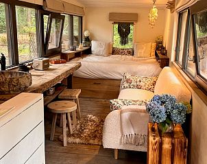 Gezellige binnenruimte van Vakantiehuis in Grobbendonk, Antwerpen, Belgi met rustieke inrichting en comfortabele zithoek.