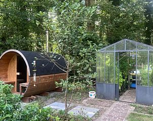 Ontdek de rustieke charme van Vakantiehuis in Grobbendonk, Antwerpen, met een unieke sauna en serre te midden van de natuur.