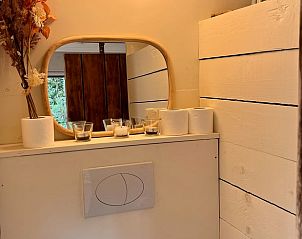 Stijlvolle badkamer in Vakantiehuis in Grobbendonk, Antwerpen. Gezellige inrichting met spiegels en decoratieve elementen.