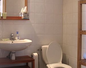 Comfortabele badkamer in het Huisje in Beauvoir sur mer, een vakantieaccommodatie in Beauvoir-sur-mer, Pays de la Loire, Frankrijk.