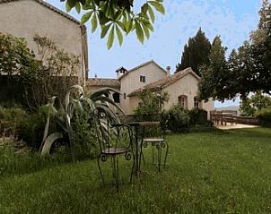 Ervaar de rust van KLEIN KLOOSTERTJE in Nimes, Languedoc, met een prachtige tuin die uitnodigt tot ontspanning en genieten.